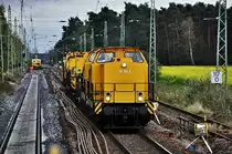 710 964 und eine Schwesterlok durchfahren am 14.10.09 mit einer Baugarnitur gerade Wellmitz