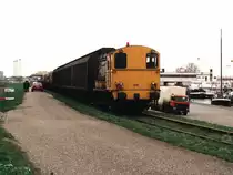 610 mit G�terzug zwischen Nijmegen Hafen und Nijmegen Bahnhof in Nijmegen am 28-2-1995. Bild und scan: Date Jan de Vries.