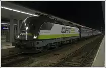 Am 13.11.2009 war 1116 142 des City Airport Train nicht in ihrem Stammumlauf zw. Wien Mitte und Flughafen Wien im Einsatz, sondern war im Fernverkehr auf der S�dbahn anzutreffen. Die Aufnahme zeigt die Maschine mit dem OEC 150 „Emona“ von Laibach nach Wien, den sie am Grenzbahnhof Spielfeld-Stra� �bernommen hat, beim Halt in Wien Meidling. War gar nicht so einfach, diese Aufnahme zu machen, da der Halt in Wien Meidling nur zum Aussteigen vorgesehen ist, und der Aufenthalt dementsprechend kurz ist. Da ich selbst in dem Zug gesessen bin, entstand diese Aufnahme des gerade anfahrenden Zuges ohne Stativ mit einer Verschlusszeit von 1/15, Blende 4 und ISO 200, daher auch nicht gerade in bester Qualit�t.