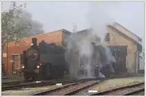 Ein Plandampftag kann beginnen. 52.7612 neben der kalten 93.1420 (beide im Besitz der Fa. Brenner&Brenner), aufgenommen in Mistelbach am 31.10.2009.