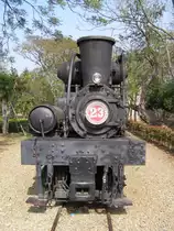 23 Dampflokomotive Standort: ChiaYi Au�engel�nde / Taiwan (01.03.2009) 23�29’08.63  N 120�27’02.43  E Dieser Lokomotiven-Typ ist im Einsatz bei der Personenbef�rderung in den Bergen von AliShan.(AliShan Forest Railway)
Historie: Diese Lokomotive befindet sich im Au�engel�nde und ist in einem  nicht mehr funktionsf�higen Zustand 
