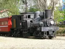 23 Dampflokomotive Standort: ChiaYi Au�engel�nde / Taiwan (01.03.2009) 23�29’08.63  N 120�27’02.43  E Dieser Lokomotiven-Typ ist im Einsatz bei der Personenbef�rderung in den Bergen von AliShan.(AliShan Forest Railway)
Historie: Diese Lokomotive befindet sich im Au�engel�nde und ist in einem  nicht mehr funktionsf�higen Zustand 