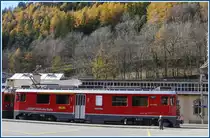 Ein kleiner Nachwuchsfan bestaunt den Lokf�hrer des ABe 4/4 III 56  Corviglia  in Poschiavo. (11.11.2009)