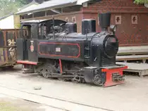 353 Dampflokomotive. 0-6-0 Standort: Ciao Tou /Kaohsiung Museum Zuckerplantage - Freifeld / Taiwan (18.01.2009) 22�45’23.95  N 120�18’52.37  E Hersteller: TUBITZE Belgien (1948)
SN: 2356 Historie Zugewiesen f�r die Zuckerplantage in CiaoTou, Verwendung bis ca. 1974, danach Ausmusterung. Lokomotive ist in einem nicht mehr  funktionsf�higen  Zustand.