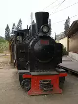 353 Dampflokomotive. 0-6-0 Standort: Ciao Tou /Kaohsiung Museum Zuckerplantage - Freifeld / Taiwan (18.01.2009) 22�45’23.95  N 120�18’52.37  E Hersteller: TUBITZE Belgien (1948)
SN: 2356 Historie Zugewiesen f�r die Zuckerplantage in CiaoTou, Verwendung bis ca. 1974, danach Ausmusterung. Lokomotive ist in einem nicht mehr  funktionsf�higen  Zustand.