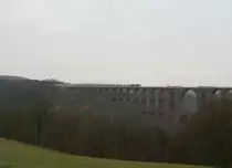 Voith Maxima 40CC bef�hrt mit ihren langen Zementzug das G�ltzschtalviadukt bei Netschkau.16.11.09.