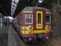 Der belgische Triebwagen Nummer 164 der SNCB wartet im Aachener Hbf
auf Fahrg�ste.Er wird gleich zum Bahnhof L�ttich fahren.