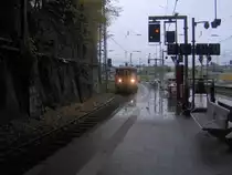 Ein belgischer Elektrotriebwagen f�hrt an einem regnerischem
Sonntag in den Aachener Hbf ein.