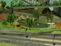 Der zwischen Bahnhof und Hauptstrecke gelegene See ist ein Paradies f�r Erholungsuchende und Bahnhfans