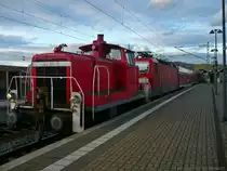 362 911-0 wird gleich mit einer Garnitur aus 4 ehemaligen DR-Dostos und der 143 856-3 von Gleis 5 auf Gleis 4 umsetzen und zur Abstellanlage fahren. (06.11.2009)