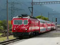 MGB - HGe 4/4 ??? vor einem der Glacier Express Z�ge bei der Durchfahrt in Oberwald am 25.09.2009