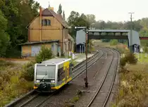 672 911 beschleunigt als RB 25721, Wei�enfels-Zeitz, aus dem Bahnhof Deuben heraus weiter seinem Ziel Zeitz entgegen. 10.10.09