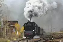 Mit einen Sonderzug f�hrt  die 65 1046 am 14.11.09  durch Nossen .