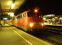 Kurz vor der Abfahrt unseres Zuges entstand dieses Bild der 110 363 -9 mit einem Berufsverkehr Verst�rker aus M�nchen bei einer Nachtaufnahme. Die 110 hat sich danach auf das Abstellgleis begeben. Danke auch an den netten TF der das Licht f�r uns noch einmal angemacht hat. (13.11.2009, Rgb HBf)
