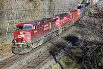 Loks AC4400CW 9639 und SD40-2 5560 fahren langsam durch Toronto (North Toronto sub.) mit einem Langen Nord-Amerikanischen Gϋterzug. 08.11.2009