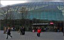 Stra�burg, nochmal die futuristische Verpackung des alten Bahnhofs. Irgendwie wird man das Gef�hl nicht los, dass die �berdachung an der falschen Stelle platziert ist. Das sch�ne Geb�ude ist kaum noch zu erkennen, aber die Bahnsteige sind bis auf die kurze Halle wind- und wetterumtost. (November 2009)