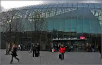 Stra�burg, nochmal die futuristische Verpackung des alten Bahnhofs. Irgendwie wird man das Gef�hl nicht los, dass die �berdachung an der falschen Stelle platziert ist. Das sch�ne Geb�ude ist kaum noch zu erkennen, aber die Bahnsteige sind bis auf die kurze Halle wind- und wetterumtost. (November 2009)