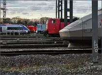Nasen �ber Nasen... Gro�e Vielfalt ist in Stra�burg zu beobachten. Ein roter Scherzkeks hat sich auch noch eingeschlichen. (November 2009) Da die Kategorie Momentaufnahmen leider nicht international ist, muss dieser Bildausschnitt auch zum Bahnhof Stra�burg. Sorry f�r die schlechte Bildqualit�t, dies ist nur ein kleiner Ausschnitt eines ansonsten belanglosen Bildes mit einem �berraschenden Ausblick.