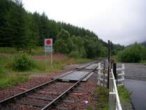 West Highland Line - Ausfahrt aus Lower Tyndrum in Richtung Fort William mit dem f�r die Strecke typischen Hinweis auf die Verwendung des RETB (Radio Electronic Token Block). Bei diesem System wird vom Zugf�hrer bei der Einfahrt in einen Block ein Token bei der Leitstelle angefordert. Wird dieser per Funk von der Leitstelle bereitgestellt, darf der Zug in den Block einfahren, wobei technisch sichergestellt wird, dass nur ein Token pro Block ausgegeben wird.