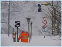Nicht alles geht maschinell, auch viel Handarbeit ist angesagt auf Alp Gr�m. (01.12.2009)