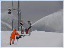 Nach den Maschinen von gestern, sind es heute die Menschen, die daf�r sorgen, dass die Berninabahn ganzj�hrig verkehren kann, mal abgesehen von ein paar kurzen Unterbr�chen, wie z.B.gestern. Da das Restaurant in Alp Gr�m erst am 12.Dezember wieder �ffnet, waren der Schneefr�ser und ich die einzigen Leute auf diesem Bahnhof. (01.12.2009)