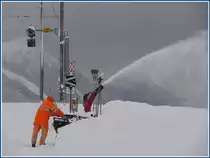 Nach den Maschinen von gestern, sind es heute die Menschen, die daf�r sorgen, dass die Berninabahn ganzj�hrig verkehren kann, mal abgesehen von ein paar kurzen Unterbr�chen, wie z.B.gestern. Da das Restaurant in Alp Gr�m erst am 12.Dezember wieder �ffnet, waren der Schneefr�ser und ich die einzigen Leute auf diesem Bahnhof. (01.12.2009)