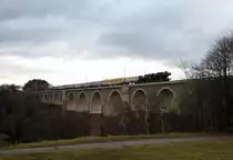 52 8080-5 mit dem Sonderzug der Osts�chsischen Eisenbahnfreunde L�bau ins Erzgebirge, am 28.11.2009 auf dem Viadukt bei Wegefarth.