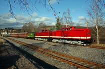 V100-Doppel im Erzgebirge. 112 708-3 und 112 331-4 fahren am 28.11.2009 mit einem Sonderzug der Osts�chsischen Eisenbahnfreunde L�bau durch das romantische Fl�hatal nach Olbernhau und erreichen hier Pockau-Lengefeld.