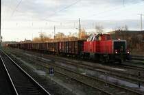 Mit einem Gz fuhr die 262 005-2 an einem fr�hen 26.11.2009 auf den G�terumgehungsgleisen durch den Magdeburger Hauptbahnhof.