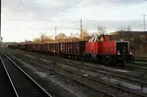 Mit einem Gz fuhr die 262 005-2 an einem fr�hen 26.11.2009 auf den G�terumgehungsgleisen durch den Magdeburger Hauptbahnhof.