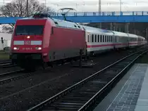 Einfahrender IC 2356 Binz-D�sseldorf mit 101 025 als Zuglok in den Bahnhof Bergen/R�gen.