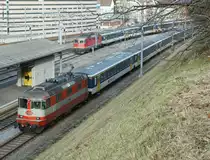 Swiss-Express Re 4/4 II N� 11109 wartet mit einem Regionalzug in La Chaux-de-Fonds auf weitere Eins�tze und im Hintergrund trifft der Regionalzug aus Neuch�tel ein. 
28. November 2009