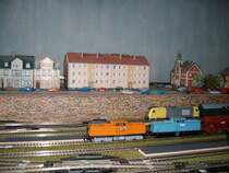 Die BR 111 und BR 202,dahinter die ER 20 am Bahnsteig.Im Hintergrund ist das Wohnviertel mit Gesch�ftsh�usern.Rechts daneben ist das Rathaus.Nicht mehr auf dem Bild rechts ist ein Holzlager,was per Bahn beliefert wird.