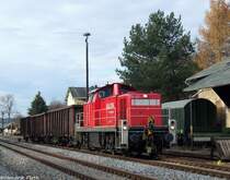 Die einzige planm��ige G�terzugleistung auf den Strecken im Erzgebirgskreis ist der 2 mal w�chentlich verkehrende Schrottzug nach Gr�nst�dtel. 
Im Herbst 2009 wurde die Leistung �ber die Zschopautalbahn und die BSg-Linie nach Gr�nst�dtel umgeleitet. 
Am 12.11.2009 f�hrt 294 827 mit ihrem Schrottzug aus dem Bahnhof Schlettau aus (Bild muss beim Upload bzw. beim herunterrechnen auf bahnbilder.de an Qualit�t verloren haben...)