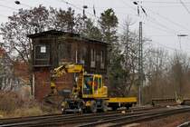 Ein Zweiwege-Bagger passiert ein ehemaliges Stellwerk in Gaschwitz. (28.11.2009)