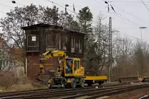 Ein Zweiwege-Bagger passiert ein ehemaliges Stellwerk in Gaschwitz. (28.11.2009)