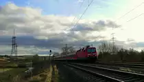 DB 143 137-8 + 143 929-8 am Zugende mit der RB 16310 von Halle (S) Hbf nach Eisenach, bei Neutdietendorf. Beide Maschinen sind am am Netz; 28.11.2009