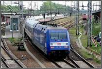16.05.2007 - 101 136-0 damals noch mit  Wissen zieht..  Beklebung(vor IC2212 aus Koblenz), bei Einfahrt in den Hbf Stralsund.  