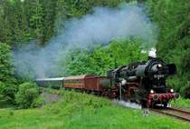 Anl�sslich des Festes 675 Jahre Neustadt in Sachsen waren die Osts�chsischen Eisenbahnfreunde Ende Mai 2008 ein ganzes Wochenende lang zu Gast auf der Sebnitztalbahn von Neustadt nach Bad Schandau. 52 8080 befindet sich hier kurz nach der Ausfahrt aus dem dritten von Sieben Tunneln der Strecke und wird gleich im Bahnhof Ulbersdorf eintreffen. Es handelt sich hier um die erste Fahrt von L�bau nach Neustadt am 23. Mai 2008, die Eisenbahnfreunde hatten die Kohlen f�r das Wochenende gleich im eigenen G�terwagen mitgebracht.
Mehr Infos und Bilder von der Sebnitztalbahn gibts auf meiner Homepage!
http://www.vogels-perspektiven.de/