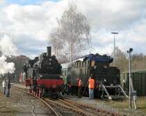 75 1118 beim Wasserfassen am 28. Oktober 2009 auf dem EFZ Gel�nde. Das Wasser wird in dem Tender aufbewahrt.