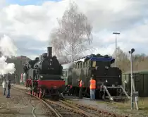 75 1118 beim Wasserfassen am 28. Oktober 2009 auf dem EFZ Gel�nde. Das Wasser wird in dem Tender aufbewahrt.