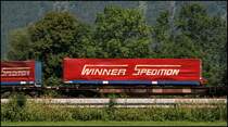 WINNER SPEDITION: Mit ihren Winnerz�gen ist das Iserlohner Unternehmen bei Eisenbahnfreuden recht bekannt geworden. Stahl, NE-Metalle und Langgut werden in Sattelaufliegern und Wechselbr�cken per KLV aus Wuppertal nach Italien gebracht. Aufnahme vom 06.08.2009 im Inntal bei Niederaudorf.
