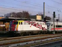Hier die 110 325-8 vom Science Express mit einem Leer-Intercity am Haken, 2.12.09 13:22  S-Bf Greifwalder Stra�e, Berlin