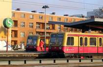Zwei Z�ge der Br 485 (S9) in Berlin Greifswalder Stra�e, 2.12.09
