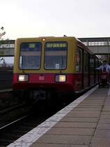 Br 485 hier mal als S8 unterwegs, 28.11.09 Bf Storkower Str.