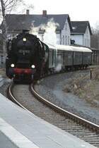 Am 28.11.2009 erreicht der Sonderzug der Eisenbahnnostalgie Chemnitz Erzgebirge gerade das heutige Ziel. Die Bergparade in Zw�nitz.Zuglok ist 52 8079. Hier bei der Einfahrt in Zw�nitz.