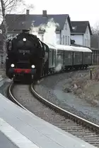 Am 28.11.2009 erreicht der Sonderzug der Eisenbahnnostalgie Chemnitz Erzgebirge gerade das heutige Ziel. Die Bergparade in Zw�nitz.Zuglok ist 52 8079. Hier bei der Einfahrt in Zw�nitz.