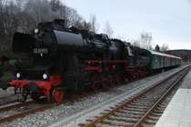 Die 52 8079 der Dampf Plus GmbH mit dem Sonderzug der Eisenbahnnostalgie Chemnitz Erzgebirge nach Zw�nitzam 28.11.2009. Augenommen in Thalheim