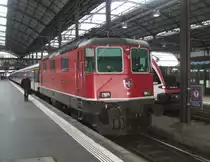 Ersatzlok: Im Monat November fielen bei der S-Bahn Luzern 2 RBDe 560 aus, im Dezember ist es der erste. Als Ersatzlok wurde am 02.12.09 kurzfristig die Re 4/4  11122 vor den IR nach Olten eingeteilt, welche eigentlich den Tag neben dem Depot verbracht h�tte. Der Lokf�hrer musste in diesem Fall beim Wenden kurz an die K�lte und konnte nicht den Zug im Innern passieren.