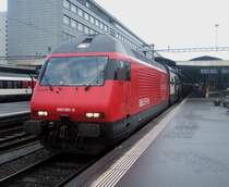 Am 02.12.09 steht die Re 460 081-3  Pf�nder  im Bahnhof Luzern vor dem IR nach Z�rich-Flughafen bereit.